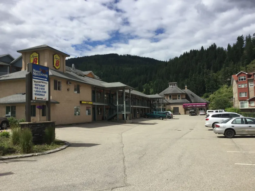 Super 8 by Wyndham Sicamous - Image 1