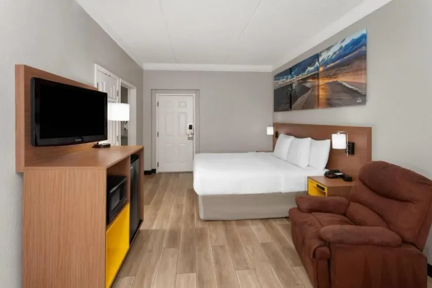 Days Inn & Suites by Wyndham Arlington Heights - Image 1