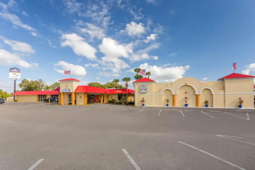 Howard Johnson by Wyndham Lakeland - Image 1