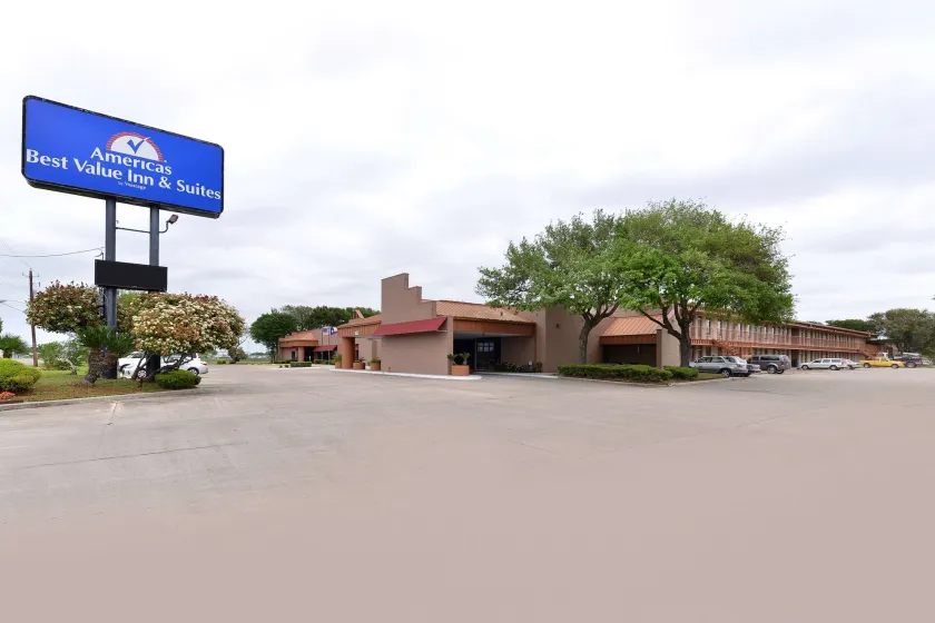 Americas Best Value Inn and Suites Victoria - Image 1