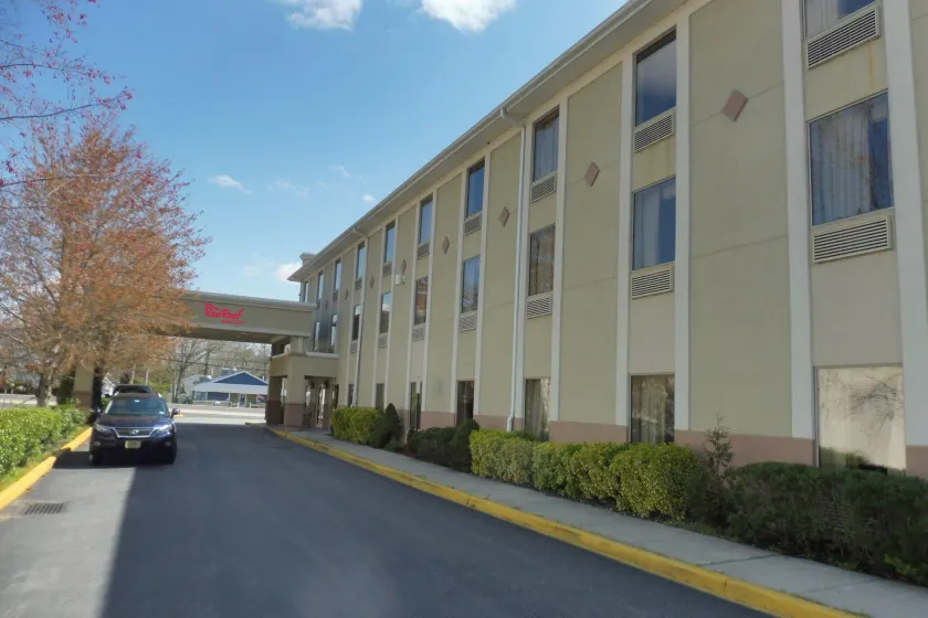 Red Roof Inn & Suites Galloway - Image 1