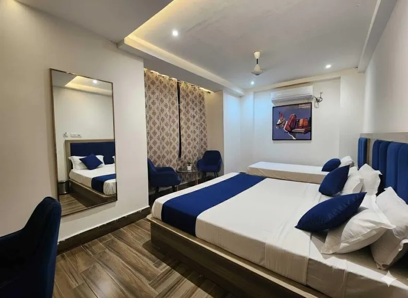 Lakhdatar Hotel - Image 1