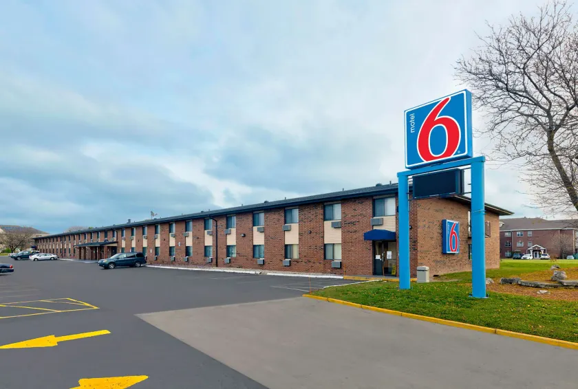 Motel 6-Oak Creek, WI - Image 1