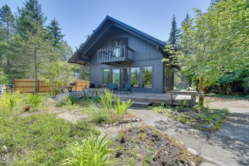 Walk to Water! Lake Kokanee Cabin w/ Mtn Views - Image 1