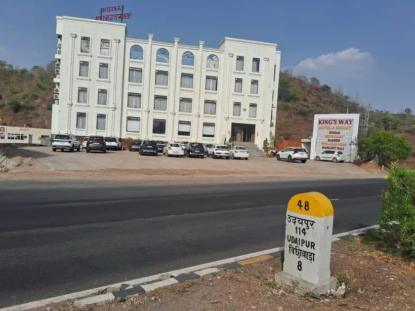 KING'SWAY Hotel & Resort - Image 1