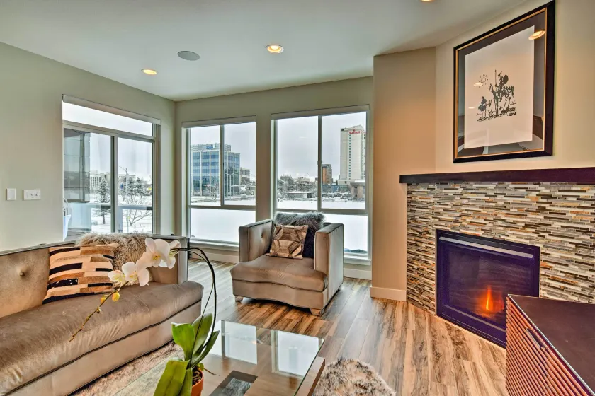 Modern Anchorage Townhome - By Delaney Park Strip! - Opholdsområde