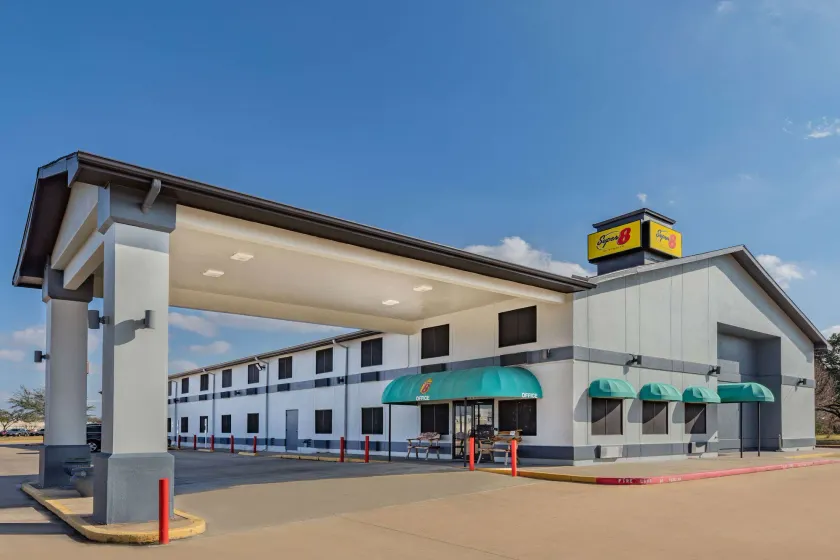 Super 8 by Wyndham League City Kemah Area - Image 1