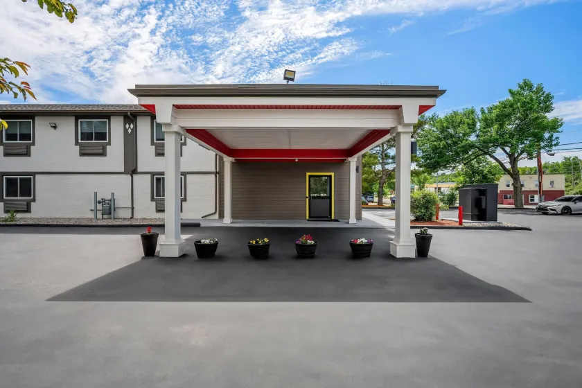 Super 8 by Wyndham Lewiston Auburn Area - Image 1