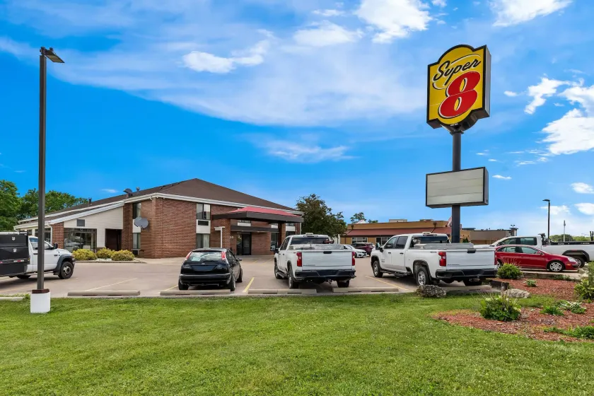 Super 8 by Wyndham Watertown WI - Image 1
