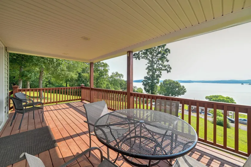 Deck & Water View: Cozy Kentucky Lake Getaway - Image 1