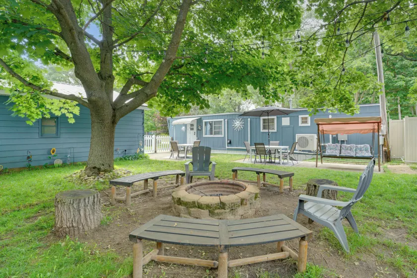 Cozy Fall Escape: Fire Pit, Bikes, & Pets OK! - Image 1