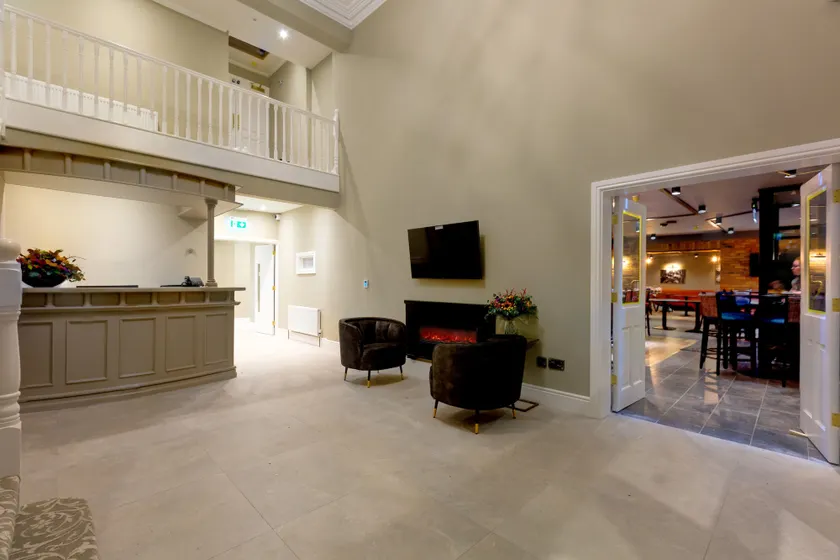Castle Varagh Hotel & Bar - Image 1
