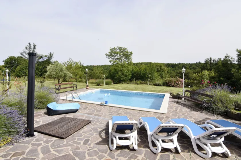 Villa med pool i rolig beliggenhed - Image 1