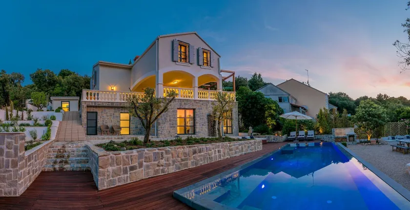 Beachfront Villa Feodora Grande - Image 1