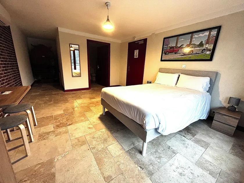 Logis Hôtel Les 200 Bornes - Image 1