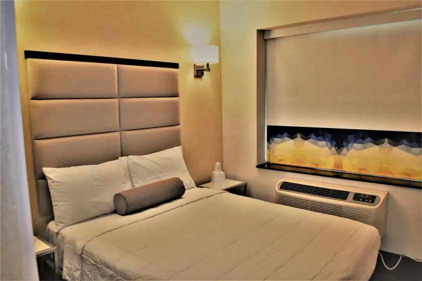 7 Days Hotel - Image 1