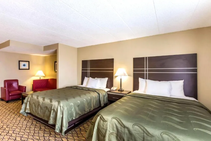 Norwood Inn & Suites Milwaukee - Image 1