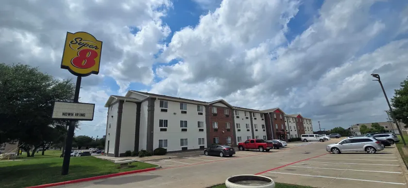 Super 8 by Wyndham Irving DFW Airport/South - Image 1