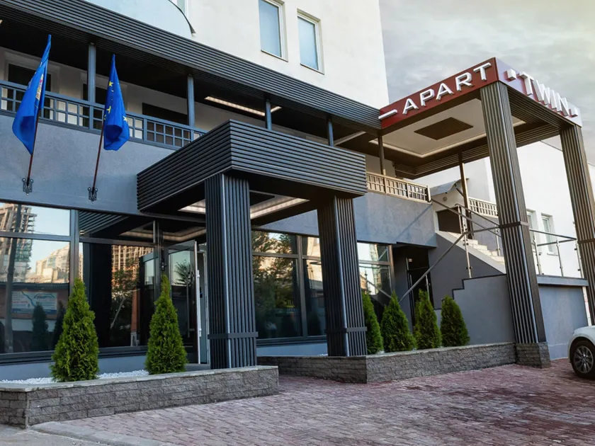 Twin Apart Hotel - Image 1