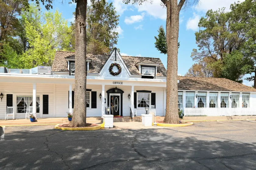 Parry Lodge - Image 1