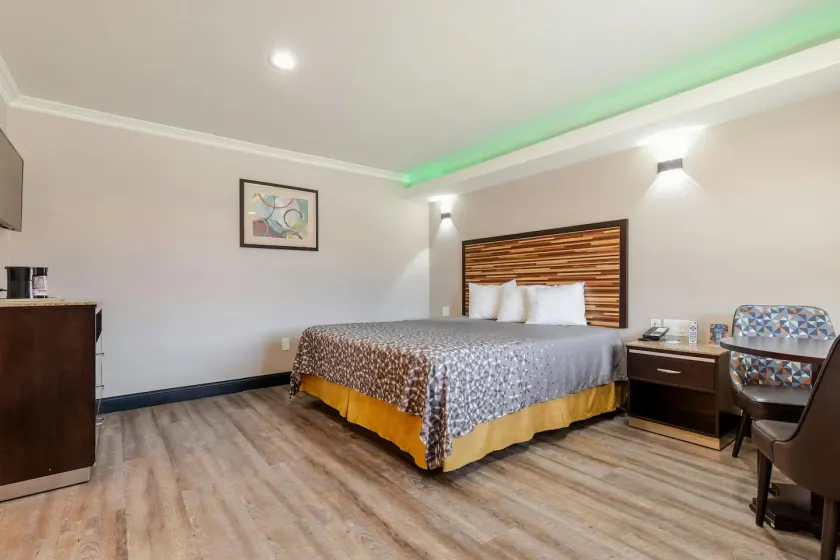 Diamond Bell Inn & Suites - Image 1