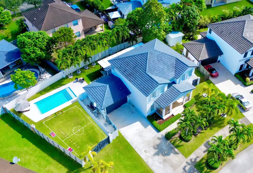 Miami Getaway Heated Pool Villa with Mini Golf & BBQ - Image 1