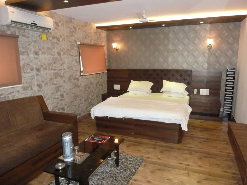 Hotel Regal Palace - Image 1