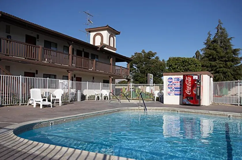 EZ 8 Motel Newark - Image 1