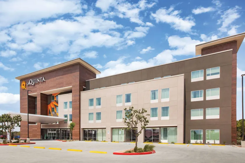 La Quinta Inn & Suites by Wyndham Bardstown - Image 1