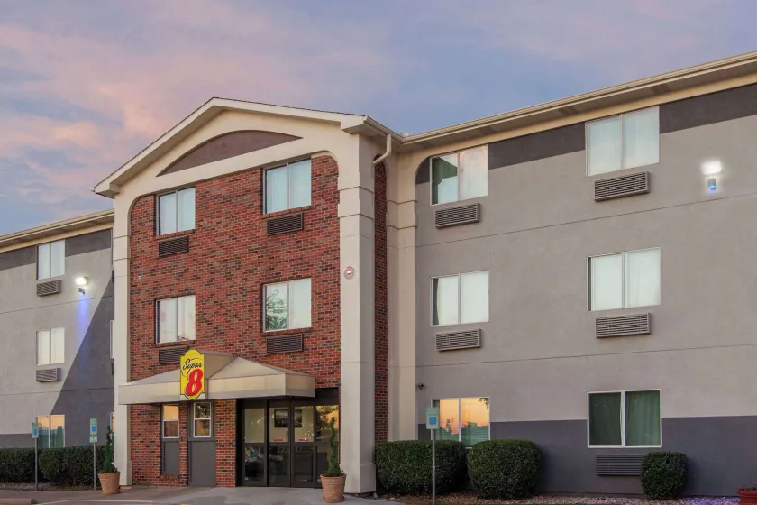 Super 8 by Wyndham Bedford DFW Airport West - Image 1