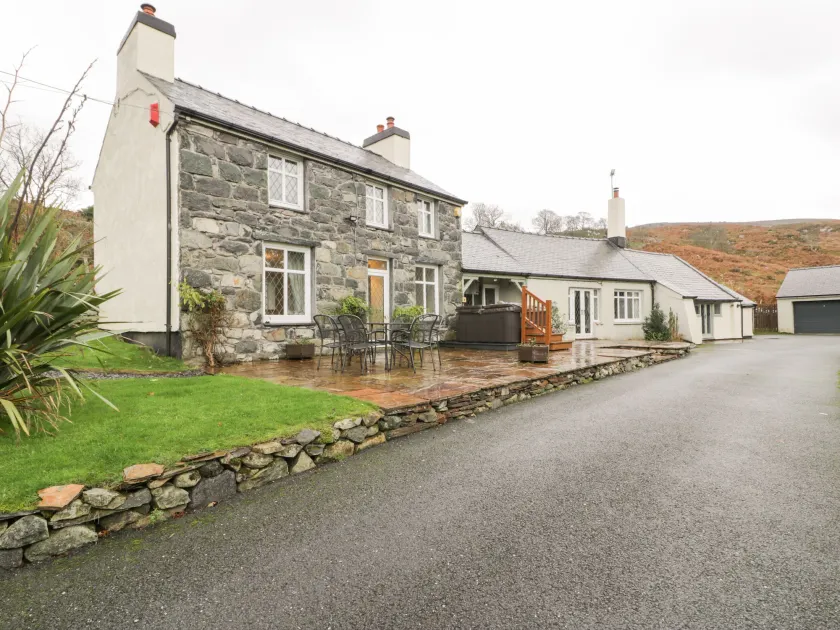 Lakeside Cottage - Image 1