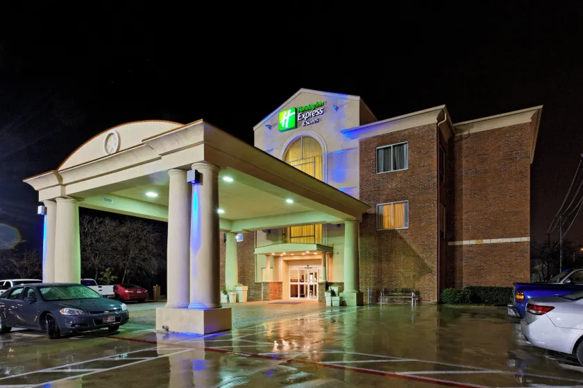 Holiday Inn Express & Suites San Antonio South by IHG - Image 1