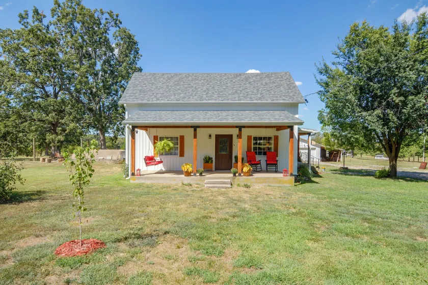 Country Living! Fire Pit, Horse Stalls & Views - Image 1