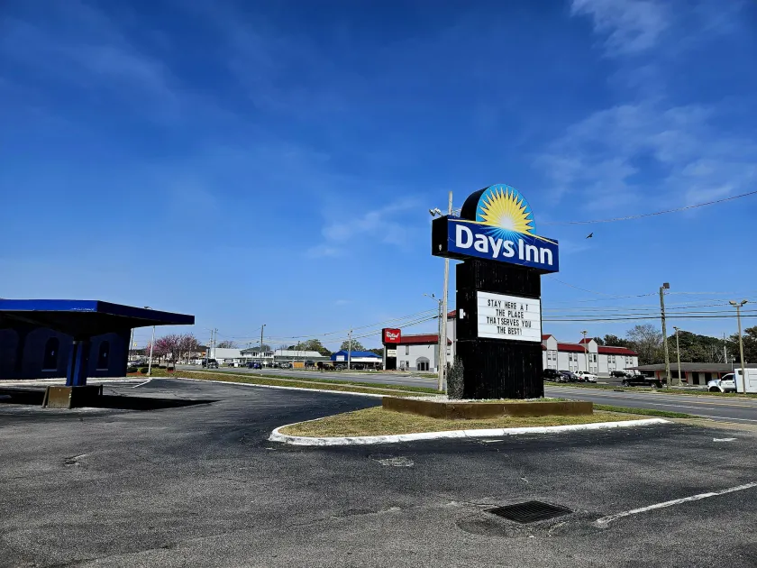 Days Inn by Wyndham Washington - Image 1