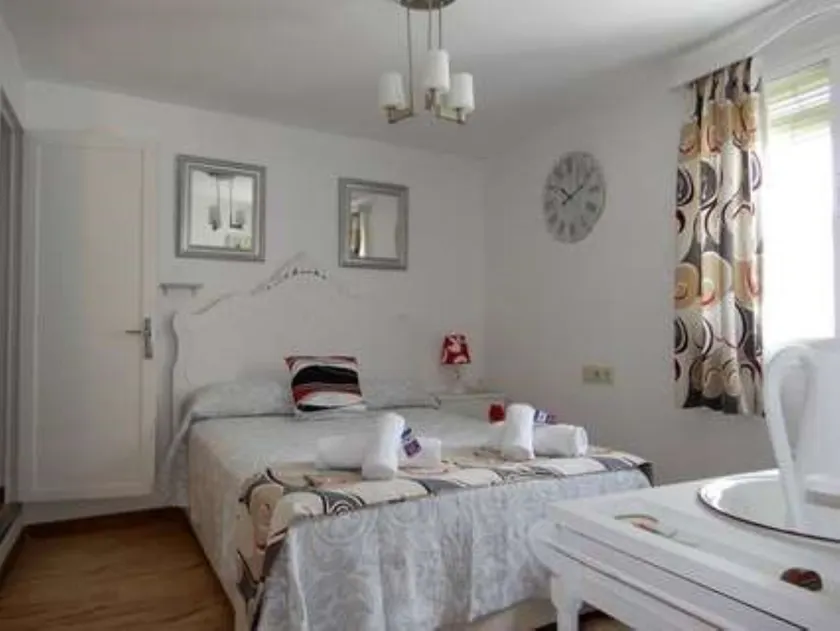 Rural House in Niguelas - Image 1
