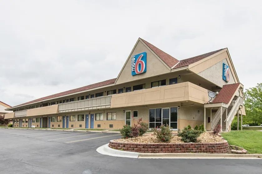 Motel 6-Overland Park, KS - Image 1