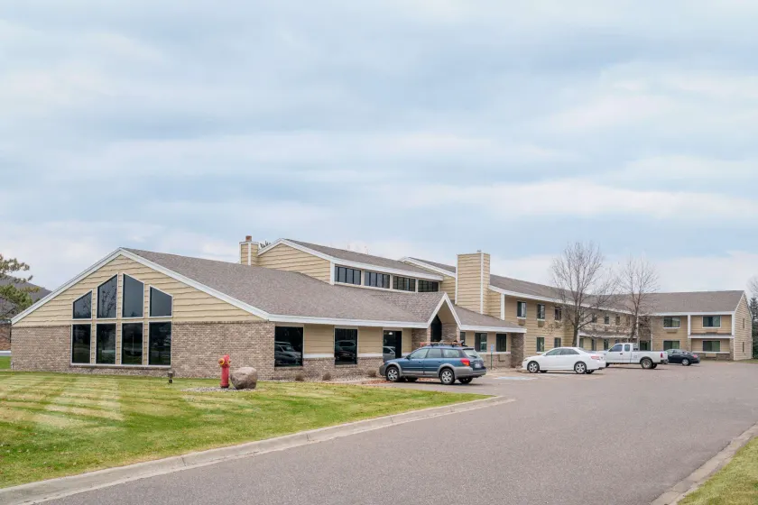Days Inn & Suites by Wyndham Baxter Brainerd Area - Image 1