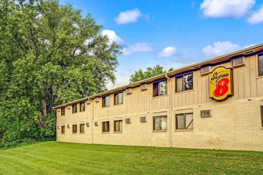 Super 8 by Wyndham Chaska - Image 1