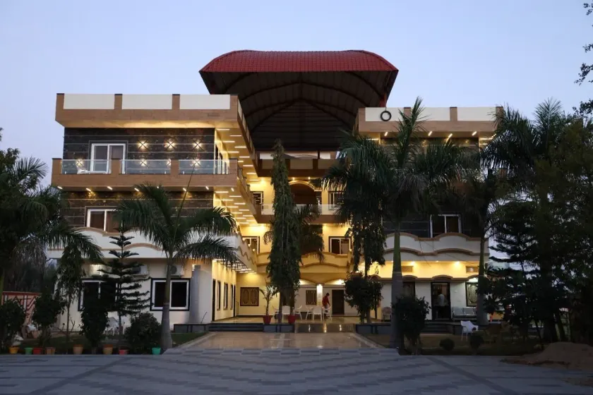 Ishwar Nain Hotel - Image 1