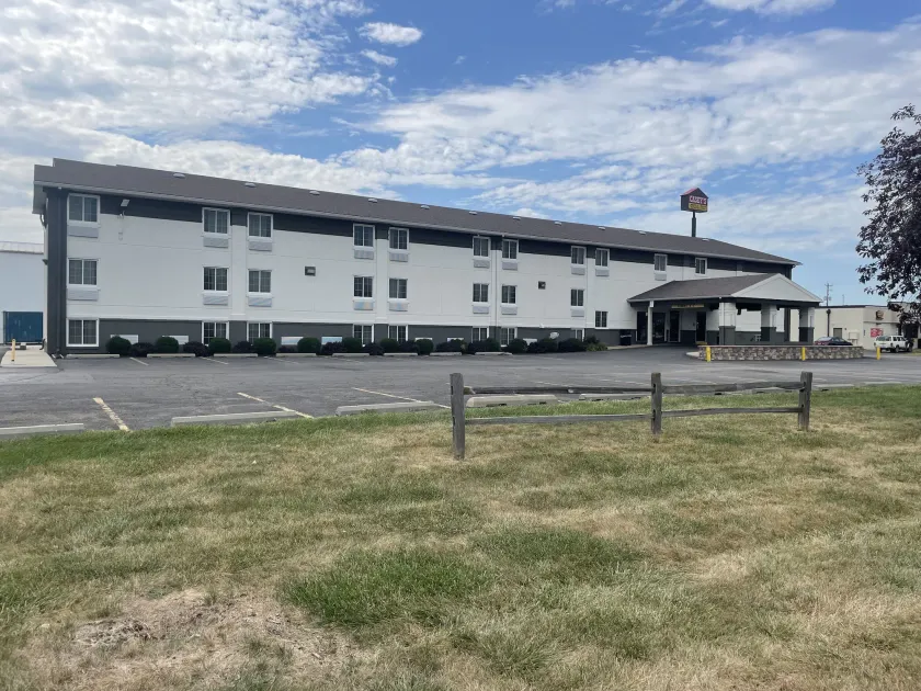 Countryside Inn & Suites Omaha East-Council Bluffs IA - Image 1