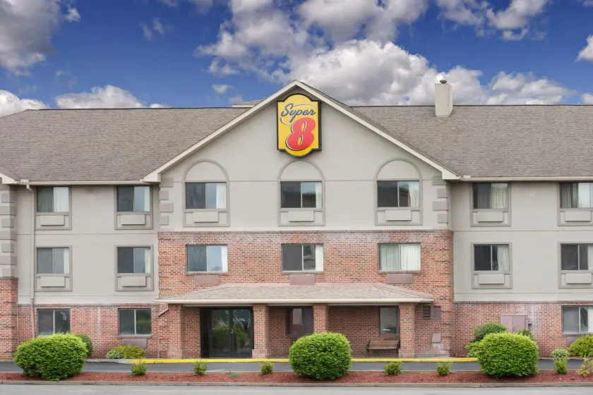 Super 8 by Wyndham Morgantown - Image 1