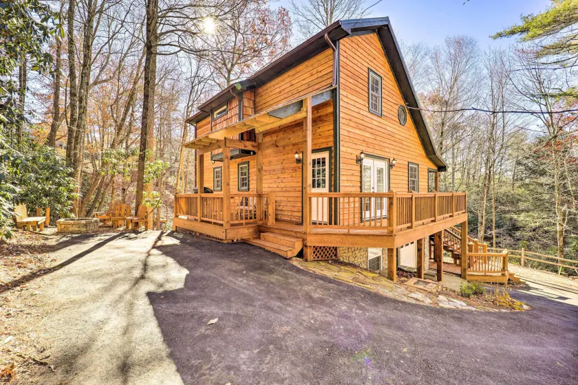 10 Mi to Sugar Mountain! Cabin w/ Lake Access - Image 1