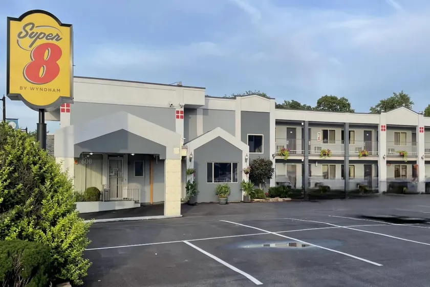 Super 8 by Wyndham Belleville St. Louis Area - Image 1