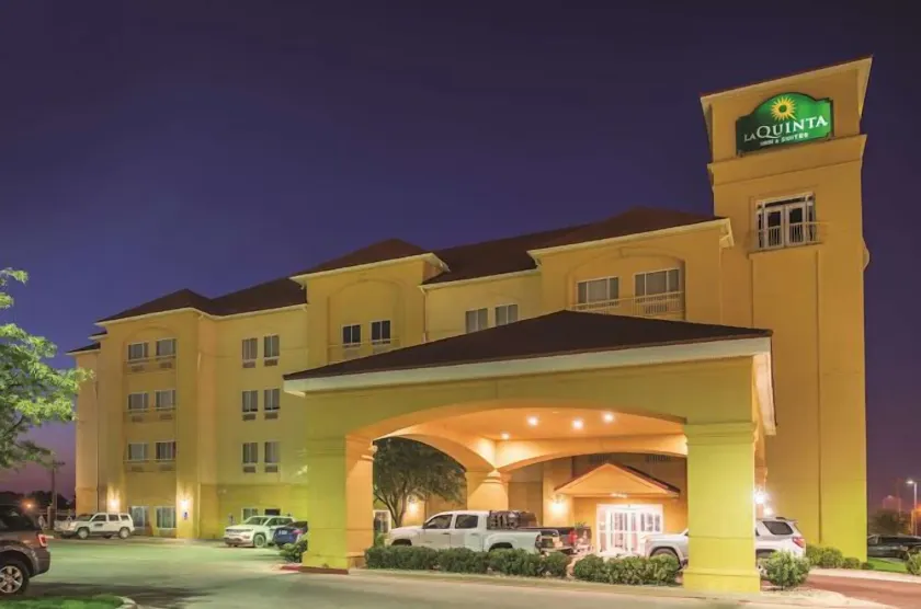 La Quinta Inn & Suites by Wyndham Abilene Mall - Image 1