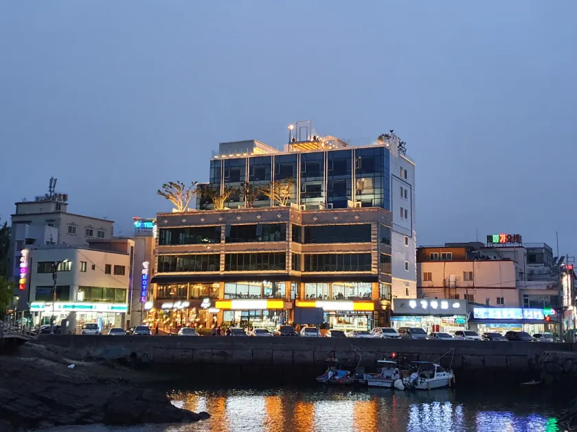 Owl Hotel - Image 1