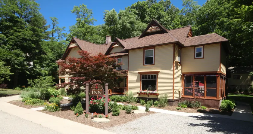 Twin Oaks Inn - Image 1