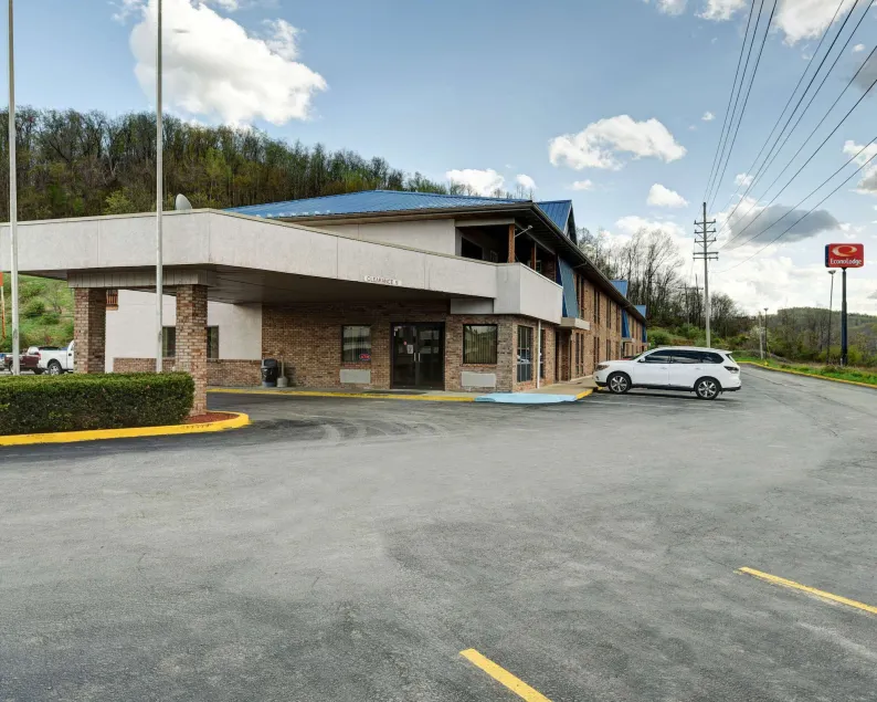 Econo Lodge Morgantown - Image 1