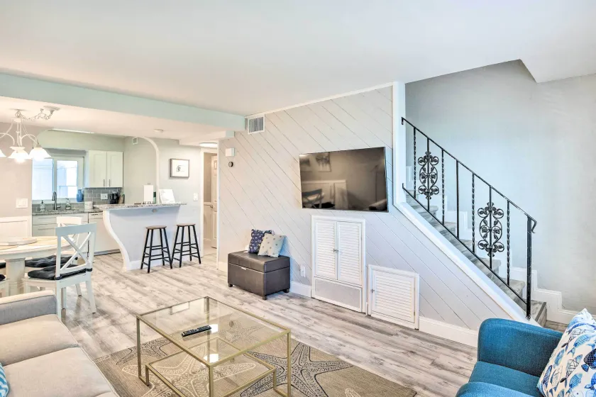 Airy Oceanfront Condo: Steps to Daytona Beach - Interior