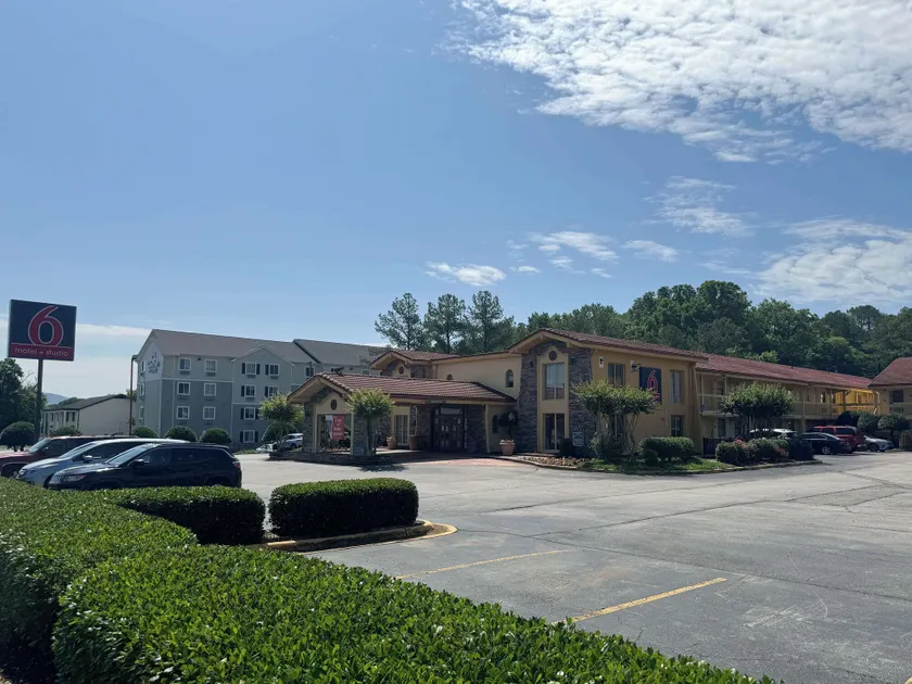 Motel 6 Huntsville AL University Dr. - Image 1