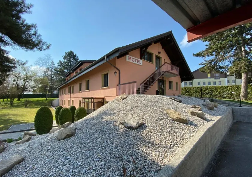 Motel des Fleurs - Image 1